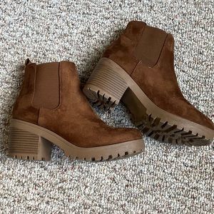 Soda lug boots chestnut size 8